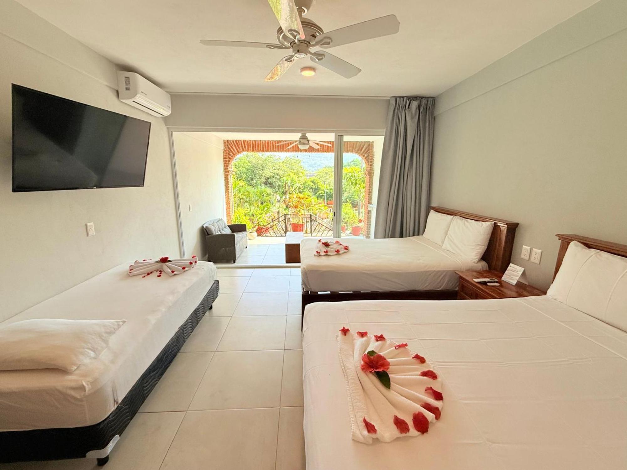 Hotel Villas Ema Zihuatanejo Bagian luar foto